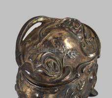 Szecessziós ón ékszertartó, benne makkos díszítésű fogószerelékkel, 6x6 cm