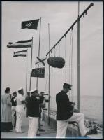 cca 1940 Szendrő István (1908-2000): Balatoni móló horogkeresztes zászlóval, jelzés nélküli fotó, 22...