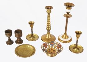 8 darabos vegyes réz / bronz tárgy gyűjtemény, közte 2 feltehetően lövedékből készült pohárral