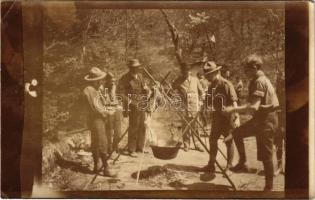 Cserkészek csoportja főzés közben / Hungarian boy scouts cooking. photo (lyuk / pinhole)