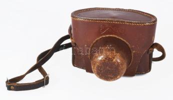 Exa Jhagee Dresden márkájú fényképezőgép, Carl Zeiss Jena 2,8/50 objektívvel, kopott bőr tokban