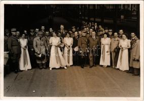 1939 Lucerne, Luzern; group picture on the railway station. Jean Schneider photo