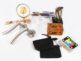 Doboznyi vegyes bolha tétel, közte kvarc karóra, üveg hamuzó, kitűzők, stb