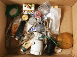 Doboznyi vegyes bolha tétel, közte kvarc karóra, üveg hamuzó, kitűzők, stb