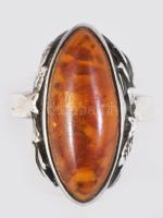 Ezüst (Ag) gyűrű, borostyán berakással, jelzett, m:59, bruttó 5,5g