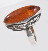 Ezüst (Ag) gyűrű, borostyán berakással, jelzett, m:59, bruttó 5,5g