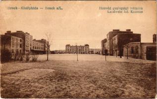 Királyhida, Bruck-Újfalu, Bruckneudorf; Honvéd gyalogsági laktanya. Vasúti levelezőlapárusítás 9154....