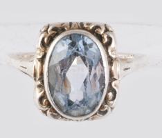 Ezüst (ag) szoliter gyűrű, benne kékszínű szintetikus spinell, m:50, bruttó 2,84g