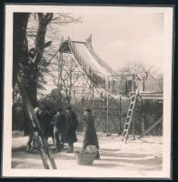 cca 1936-1937 Síugrósánc a Svábhegyen, kartonra ragasztott fotó, hátoldalon feliratozva, 6×6 cm