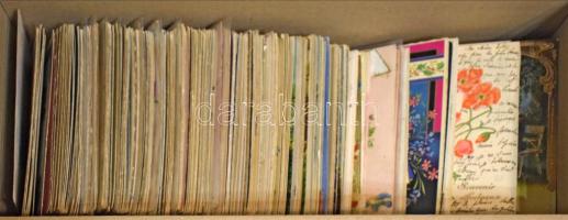 Kb. 400 RÉGI dombornyomott üdvözlő képeslap dobozban / cca. 400 Emb. greeting art postcards in a box