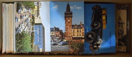 AUTÓ - Kb. 700 db MODERN képeslap dobozban / AUTOMOBILES - cca. 700 modern postcards in a box