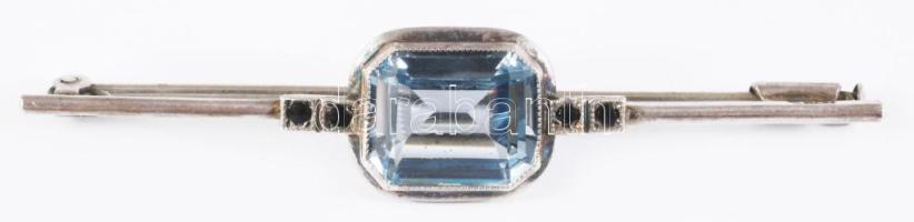 Ezüst (ag) melltű, kék szintetikus spinell befoglalással, jelzett, 835 ezrelékes, h:6 cm, bruttó 4,7...