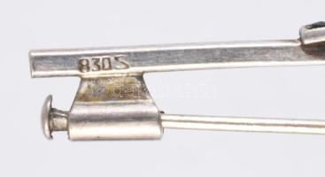 Ezüst (ag) melltű, kék szintetikus spinell befoglalással, jelzett, 835 ezrelékes, h:6 cm, bruttó 4,7...