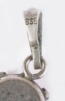 Ezüst (ag) függő, kaboson csiszolású rodokrozit befoglalással, jelzett, 835 ezrelékes, bruttó 1,84g