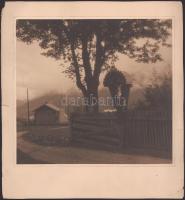 cca 1930 Útszéli feszület, háttérben ködös hegyekkel és hegyi faluval, művészfotó kartonon, jelzés n...