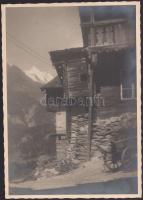 cca 1930 Alpesi házak háttérben a hegyekkel, művészfotó, jelzés nélkül, a hátoldalán feliratozással,...