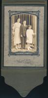 cca 1920-1930 Anya gyermekeivel, Chicago, Marshall Studio, igényes kartontokban, paszpartuban, 11x7 ...