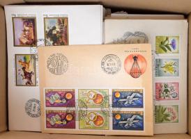 Kb 300 db magyar FDC az 1960-1990 közötti időszakból, dobozban