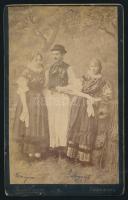 ca 1900 Kabinetfotó népviseletes kabinatfotó Karl Eckner Pécs, 11x17 cm