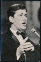 Koós János (1937-2019) táncdalénekes aláírása az őt ábrázoló képen