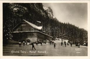 Tátra, Magas-Tátra, Vysoké Tatry; Hotel Kamzik / Zerge szálloda, téli sport, síelők / hotel, winter ...