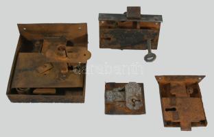 Kis doboznyi régi zár, közte kulccsal