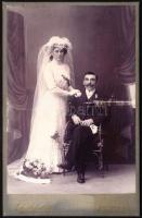 cca 1910 Elegáns házaspár portréja, kabinetfotó Lechnitzky Ottó besztercebányai (Banská Bystrica) mű...