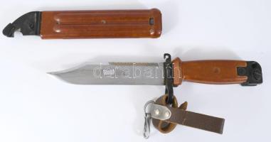 AK 47 bajonett, fém, bakelit, tokjában, h: 33 cm