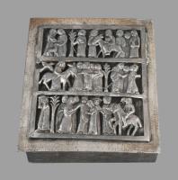 Tevan Margit (1901-1978): Nagy méretű kártyadoboz relieffel. Jelzett réz., kis hiánnyal, 12x14,5 cm