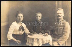 1918 Katonatiszt Koronás Vöröskereszt jelvénnyel, kitüntetésekkel (Károly-csapatkereszt, Legénységi ...
