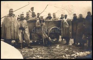cca 1914-1918 Osztrák-magyar katonák automobillal, fotólap, 9x14 cm
