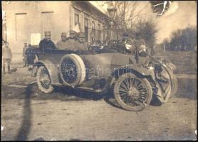 cca 1914-1918 Osztrák-magyar katonák automobilon, fotó, 7,5x11 cm