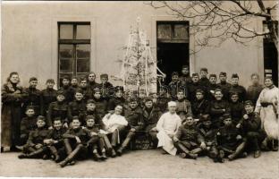Cseh katonák csoportja karácsonyfával / Czech military, group of soldiers with Christmas tree. photo