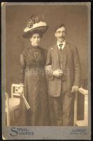 cca 1910 Elegáns házaspár portréja, kabinetfotó Stahl Vilmos újpesti műterméből, 16x10,5 cm (Ritka!)