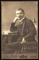 cca 1910 Elegáns fiatal férfi portréja, kabinetfotó Sellei Károly újpesti műterméből, 16x10,5 cm