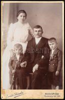 cca 1900-1910 Családi portré, az egyik kisfiú kezében játék puskával, kabinetfotó Erdős Sándor budap...