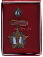 1970 k. "Kiváló Újító" műgyantás bronz jelvény miniatűrrel eredeti, sérült tokban T:AU