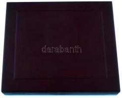 Mahagóni fa érmetartó kazetta bársonybéléssel, 1db beépített tálcával, 6db ~50mm-es és 1db ~205x145m...