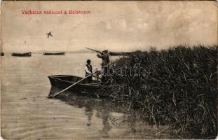 1910 Balaton, Vadkacsa vadászat a Balatonon, nádas. Divald Károly 1063-1907. (EK)