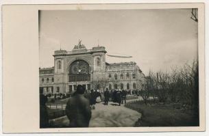 Budapest VII. Keleti pályaudvar, Zeppelin léghajó a vasútállomás felett. photo