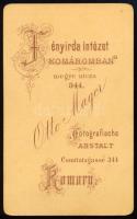 cca 1875 Bajszos fiatalember portréja, keményhátú fotó Otto Mager komáromi műterméből, 10,5×6,5 cm