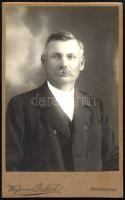 cca 1900 Bajszos úr portréja, keményhátú fotó Wojtowicz Richárd komáromi műterméből, 10,5×6,5 cm
