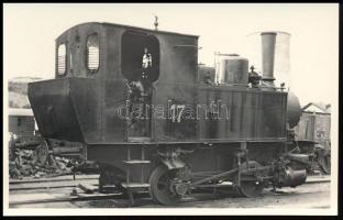 17. sorozatszámú ún. kismozdony, melyet főként gyárakban használtak, gőzmozdony, jelzetlen fotó, 9×1...