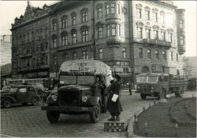 Budapest VII. Baross tér 1951-ben. Patika, gyógyszertár, üzletek, Somogyi sírkő, forgalomirányító re...