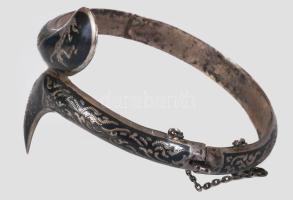 Niellós ezüst karkötő, sárkány díszítéssel. jelzett stelring ezüst 925-ös 16g. d: 7 cm