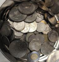 Vegyes külföldi érmetétel kizárólag emlékpénzekkel, mintegy ~1kg súlyban, fémdobozban T:vegyes
Mixe...