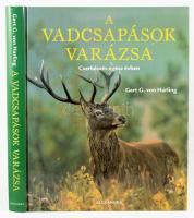 Gert G. von Harling: A vadcsapások varázsa. Cserkészés egész évben. Pécs, 2007, Alexandra. Első magy...