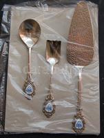 Ezüstözött süteményes készlet, porcelán betétes tortalapát, cukor és tejszínes kanál