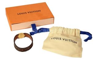 Louis Vuitton bőr karkötő. Jelzett, eredeti dobozában, porzsákkal
