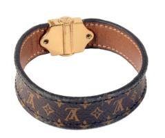 Louis Vuitton bőr karkötő. Jelzett, eredeti dobozában, porzsákkal